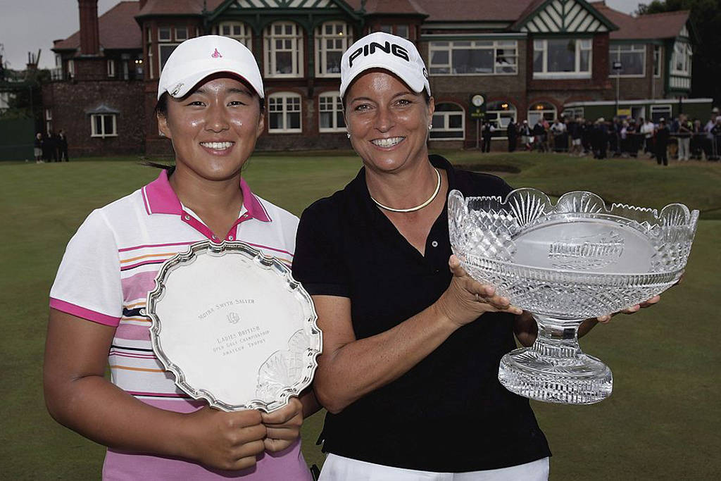 Amy Yang (left) poses with the Smyth Salver alongside British Open winner Sherri Steinhauer in 2006.